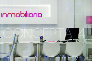 Interior oficina de inmobiliaria diseñada por Concepta4. Reformas Madrid